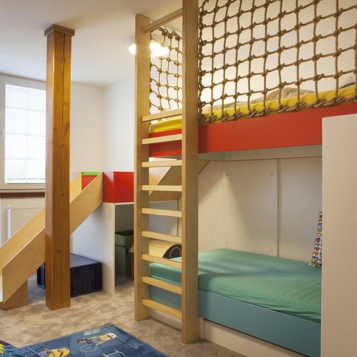 Tento pokoj pro chlapce je tvořen přírodními materiály a jasnými barvami