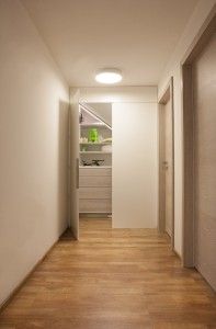Elegantně vyřešený konec chodby šatnou ve skosení střechy