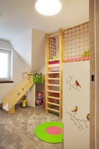 Tento pokoj pro holku je tvořen přírodními materiály a decentními barvami