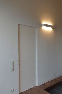 Bezzárubňové lakované posuvné dveře s mušlí maximal a Kueffner podlahovou lištou.