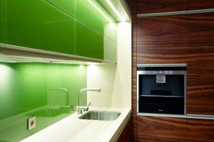 Byt Bedřichov I. - kuchyně z krásné dýhy v kombinaci se zeleným sklem.