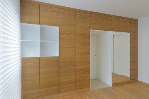 Byt Karlovy Vary - lakovaná skříň předělující místnost s přírodní dubovou dýhou.