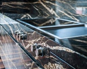 Byt Praha Krč - detail zpracování mramoru a spotřebičů Gaggenau.