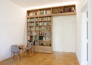 Byt Praha Letná - knihovna z běleného dubu s posuvným masivním žebříkem.