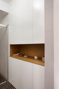 Byt Praha Letná - lakovaná skříň s pračkou. Uprostřed přírodní dubová nika.
