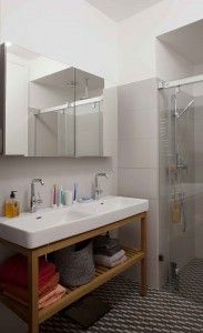 Byt Praha Letná - zrcadlová galerie a masivní dubový úložný prostor pod umyvadlem.
