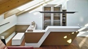 Byt Praha Nové Město - bar s vinotékou v kominaci bronzového lakování a bílého corianu.