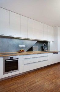 Rodinný dům Jesenice - lakovaná kuchyně s masivní bukovou pracovní deskou.