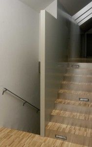 Rodinný dům Kostelec u Křížku - lakovaný obkladový panel schodiště.