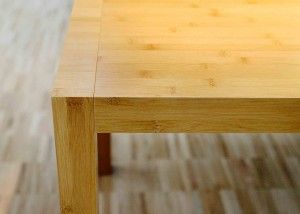 Rodinný dům Kostelec u Křížku - detail jídelního stolu z bambusu.