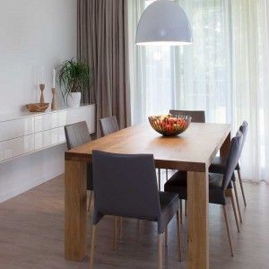 Rodinný dům Tehov - masivní dubový stůl s komodou ve vysokém lesku.