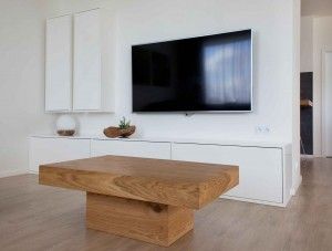Rodinný dům Tehov - konferenční stůl z dubové přírodní dýhy s TV stěnou ve vysokém lesku.