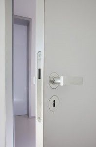 Rodinný dům Žitenice - detail kliky FSB se zapuštěnou rozetou a magnetickým zámkem.