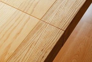Dřevěný rozkládací stůl masiv - detail.