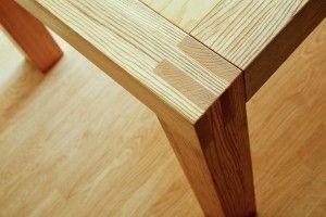 Dřevěný rozkládací stůl masiv - detail.