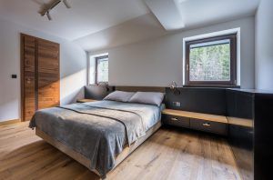 Apartmán Špindlerův Mlýn – Ložnice s obkladem topení