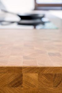 Apartmán Špindlerův Mlýn – Detail pracovní desky à la řeznický špalek