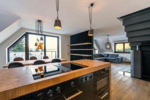 Apartmán Špindlerův Mlýn – Pohled z kuchyně do obývací části