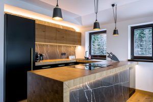 Apartmán Špindlerův Mlýn – Praktická a funkční kuchyně nabitá designem