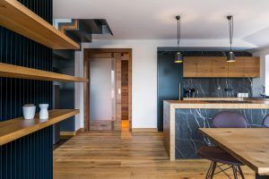 Apartmán Špindlerův Mlýn – Pohled do kuchyně s jídelním koutem