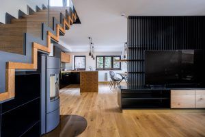 Apartmán Špindlerův Mlýn – Předělovací obývací stěna s televizí