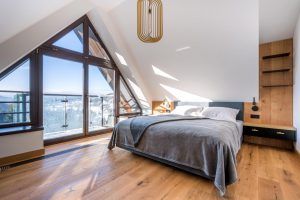 Apartmán Špindlerův Mlýn – Ložnice s dřevěným obkladem stěny