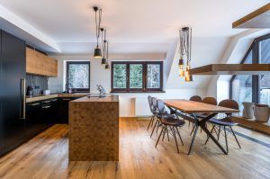 Apartmán Špindlerův Mlýn – Pohled do kuchyně s jídelním koutem