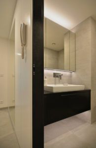 Byt praha - Detail dělení místostí v černobílém minimalistickém interiéru.
